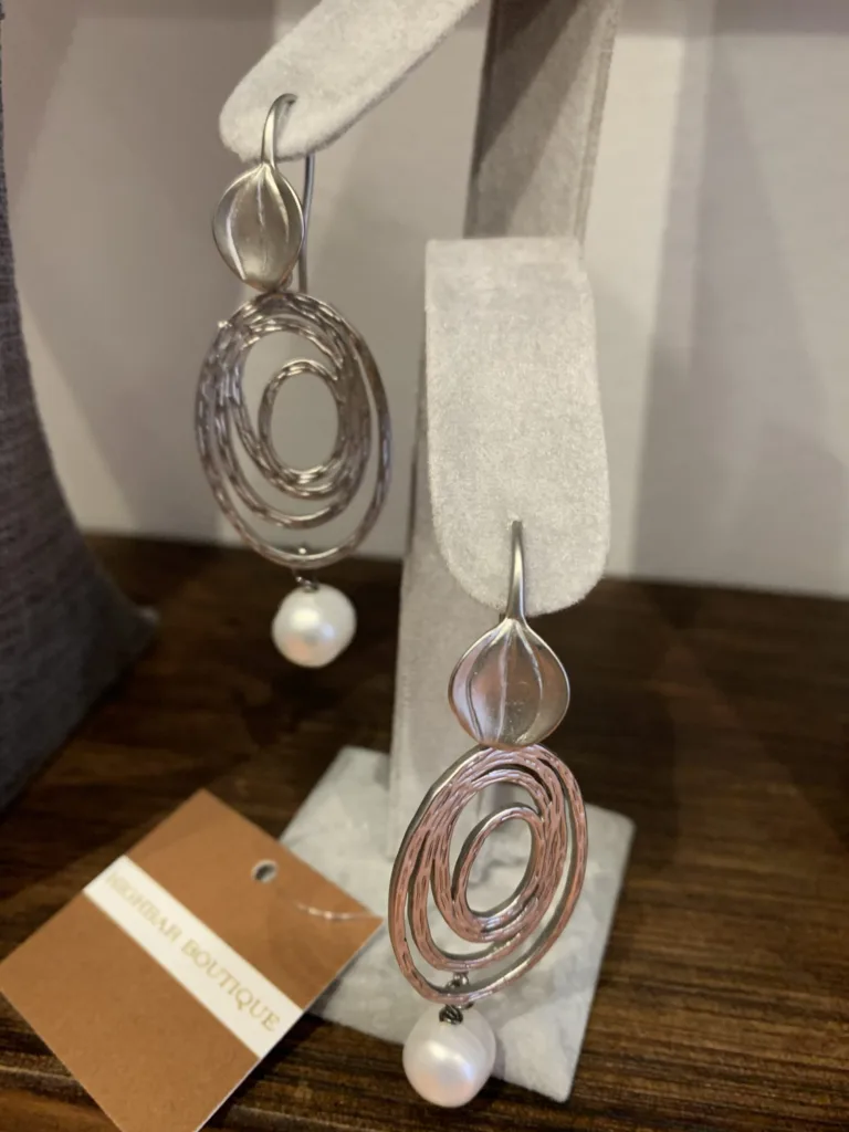 silver-and-pearl-earring