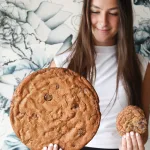 le grande cookie maman, girl holding