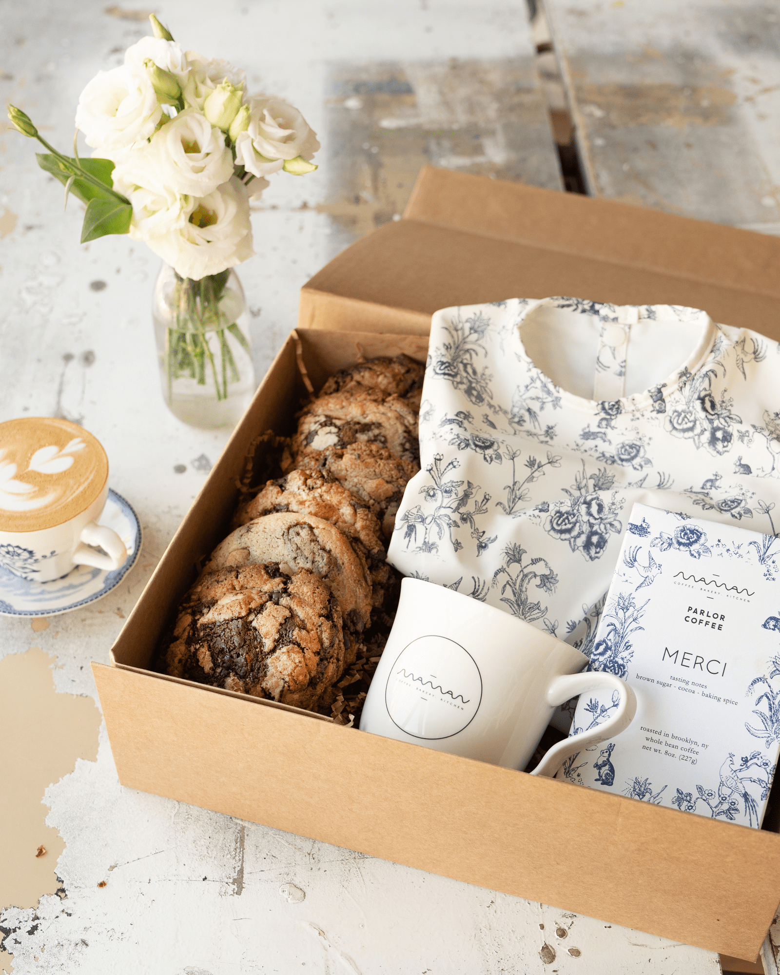 maman gift box with cookies and mug