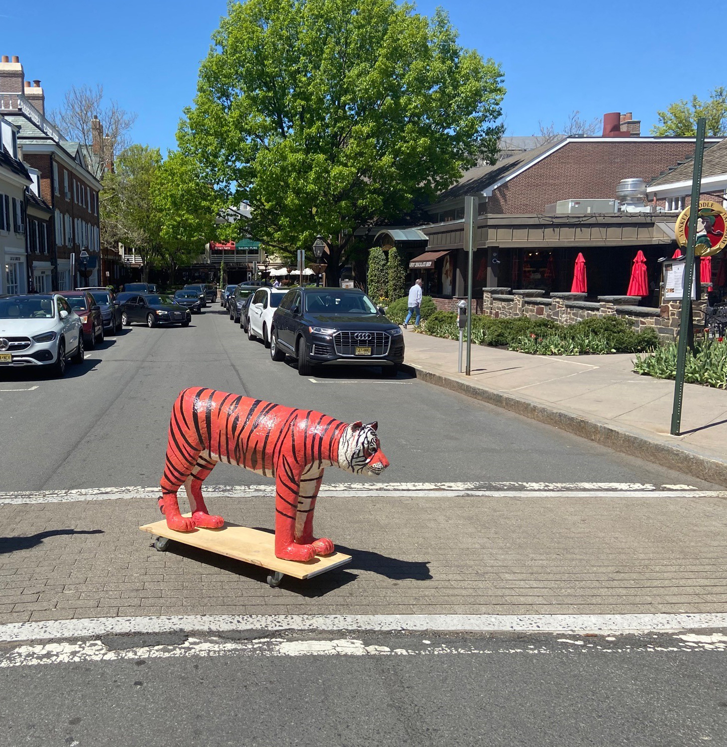 Tiger statue in middle of road